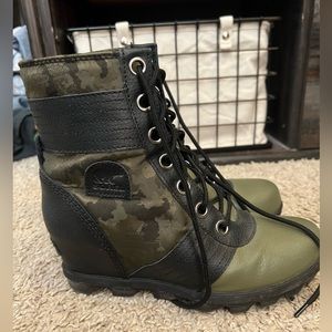 Size 5 in kids 7 in women’s. Brand new never actually worn